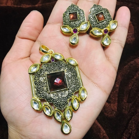 Kundan broad pendent with earring - Picture 1 of 5